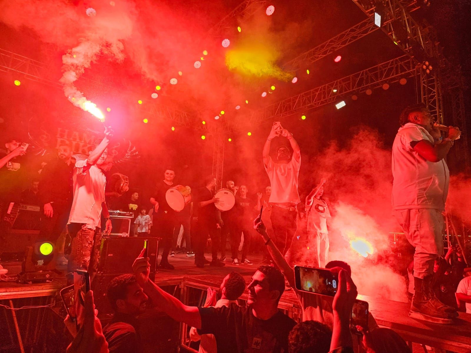 حمو بيكا يحتفل مع الجمهور بذكرى ثورة 30 يونيو ويشعل الشماريخ أثناء غنائه