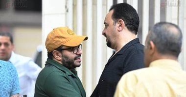 بدء عزاء والدة الفنان هشام إسماعيل بحضور حسام داغر.. صور