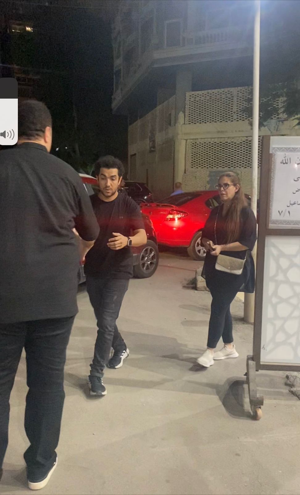 ميدو عادل ودنيا عبد العزيز وسامى مغاورى فى عزاء والدة هشام إسماعيل