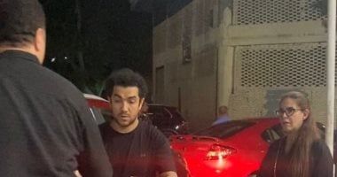 ميدو عادل ودنيا عبد العزيز وسامى مغاورى فى عزاء والدة هشام إسماعيل