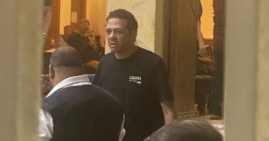 خالد جلال وحمزة العيلى يقدمان العزاء فى والدة هشام إسماعيل