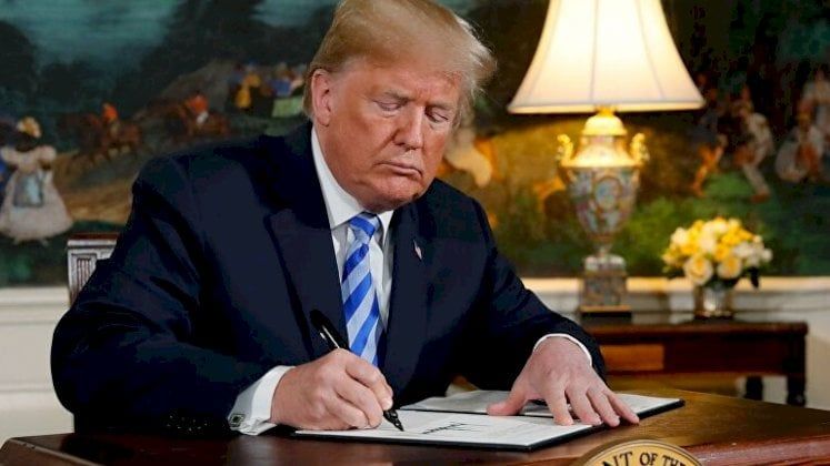 ترامب يوقع أمراً تنفيذياً برفع العقوبات عن سوريا مع استثناءات تشمل الأسد ومقربيه