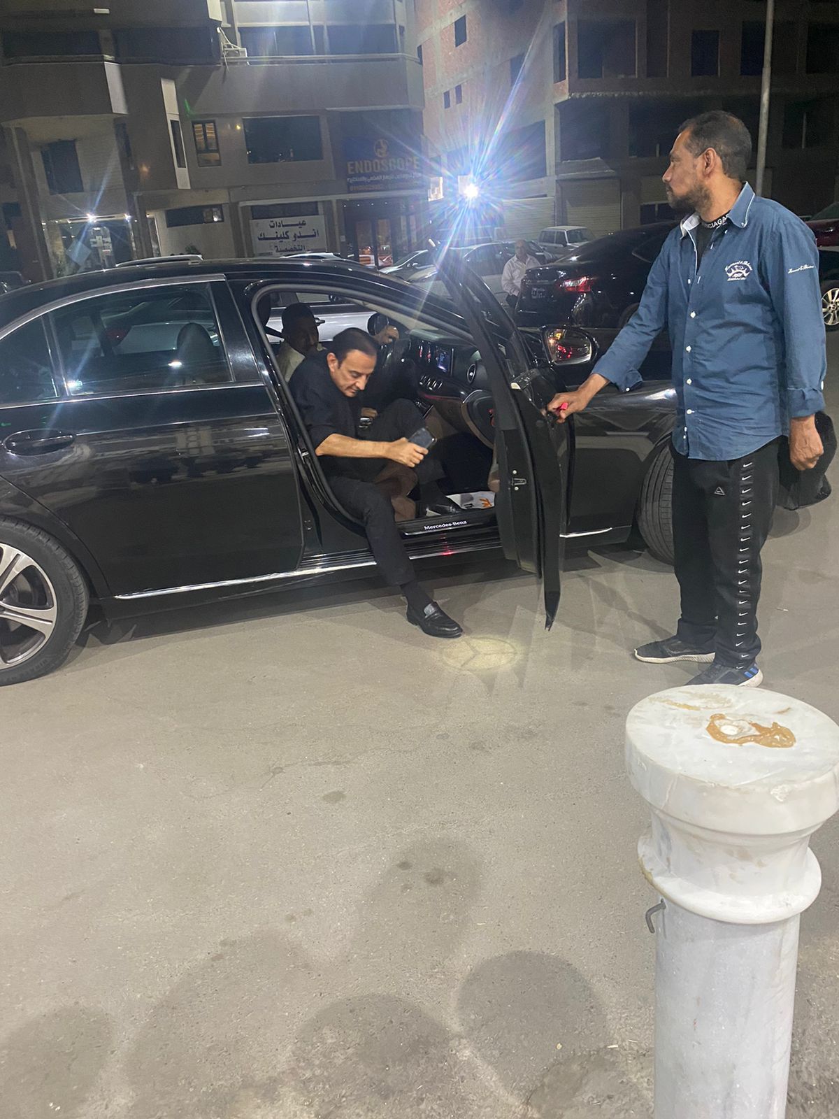 طارق علام وسيمون فى عزاء والدة هشام إسماعيل