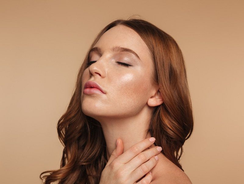 روتين البشرة الزجاجية: ترطيب عميق بلمسة متوهجة تحاكي أجواء الصيف