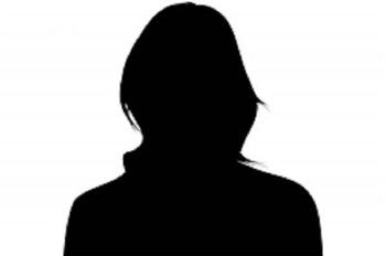 ممثلة مصرية مشهورة تعاني من مشكلة صحية في عينيها