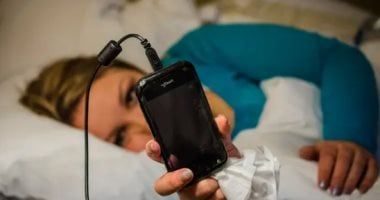 بتتعمد تسهر رغم التعب.. إزاى تتخلص من عادة "السهر الانتقامى"