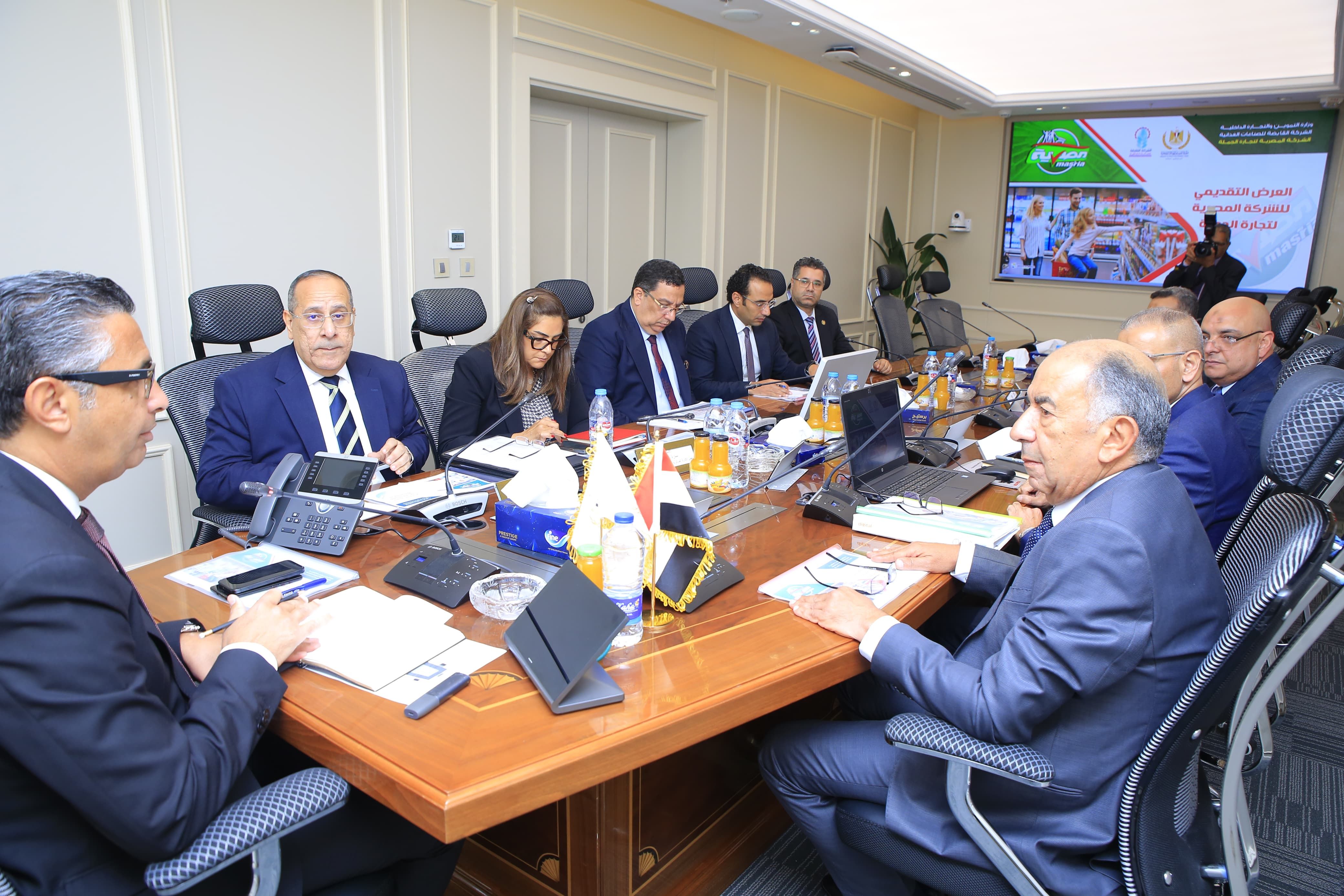 وزير التموين يتابع موقف توافر السلع بالمنافذ ومخازن الشركات