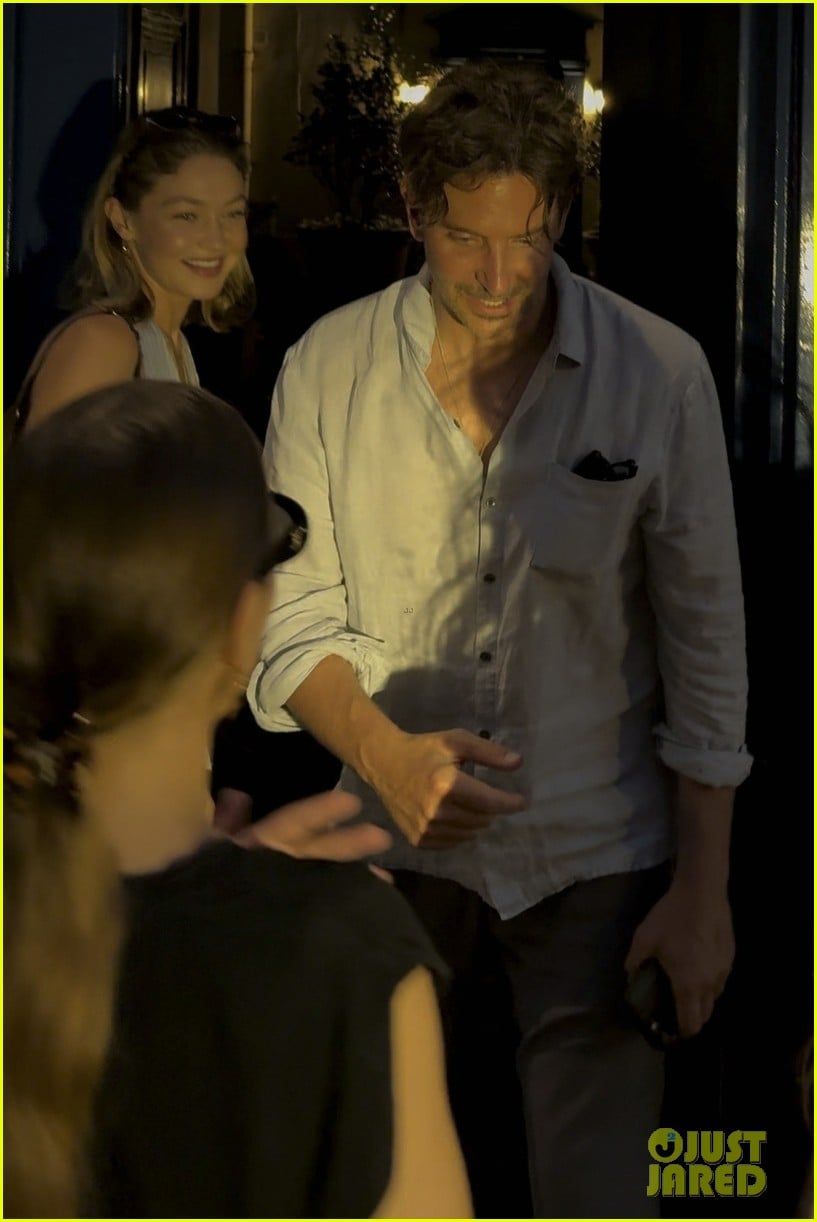 برادلى كوبر وجيجى حديد يهربان من مطاردة "باباراتزى" مفاجئة فى باريس.. صور