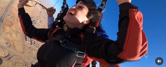 ميرنا نور الدين تستمتع بأجواء الصيف بالقفز من الطائرة والجلوس على شاطئ البحر