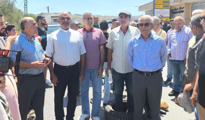 وقفة احتجاجية لأهالي 4 بلدات بقضاء مرجعيون اعتراضًا على استمرار حرق النفايات بمكب كفرتبنيت