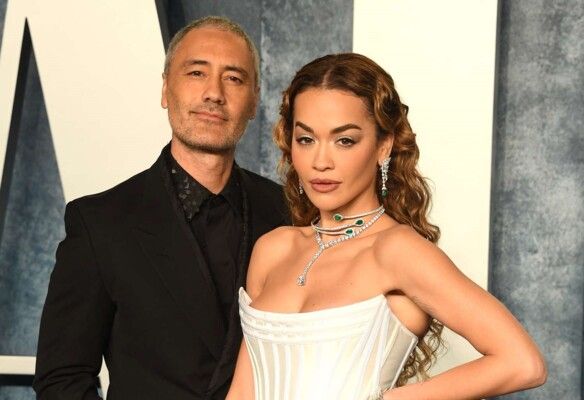 في كسر للتقاليد العالمية.. ريتا أورا تكشف عن سر كبير حول زواجها من تايكا وايتيتي