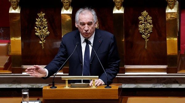 الحكومة الفرنسية تواجه تصويتاً بحجب الثقة