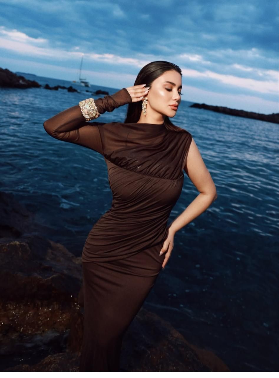 هدى الإتربى تشارك متابعيها أحدث جلسة تصوير لها على شاطئ البحر