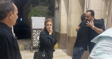 طارق علام وسيمون فى عزاء والدة هشام إسماعيل