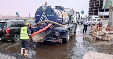 الصرف الصحي بالقاهرة ترفع مياه الأمطار من الشوارع علي مدار 12 ساعة