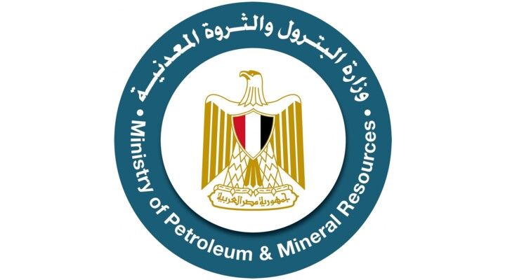 وزارة البترول المصرية: نتابع حادث انقلاب بارج بحري بمنطقة جبل الزيت في خليج السويس