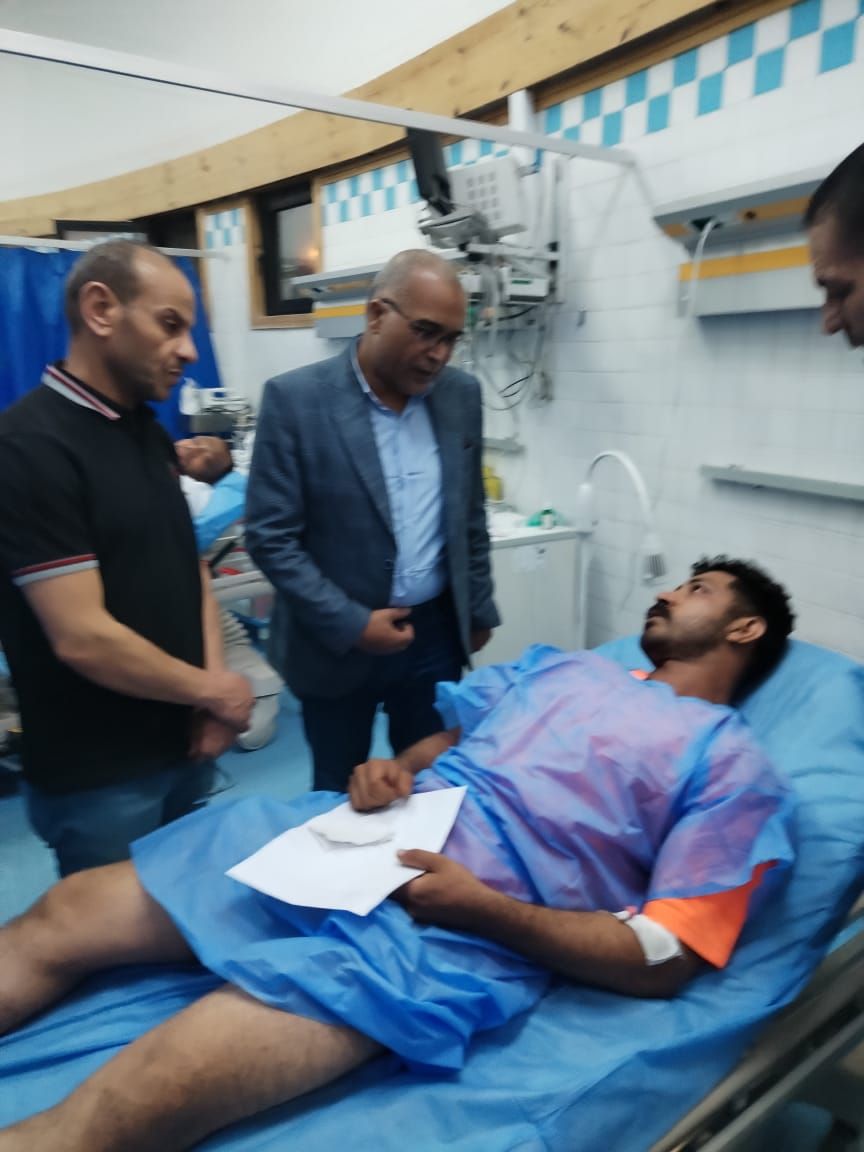 رئيس نقابة البترول يتابع الحالة الصحية لمصابى حادث البارجة