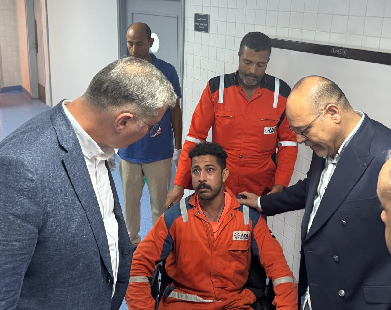 وزيرا البترول والعمل يطمئنان على الناجين من حادث بارج خليج السويس