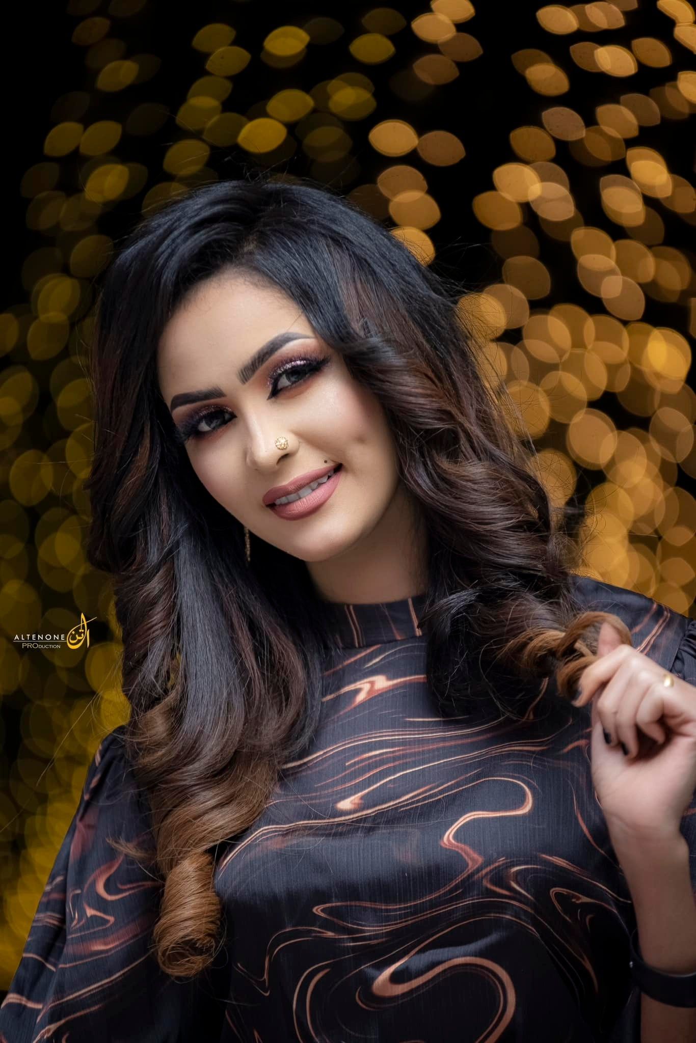 شاهد بالفيديو.. حسناء الفن السوداني تنزل من سيارتها وتفاجئ صاحب “كارو” خضار.. تخطف “المايك” الخاص به وتغني به في الشارع العام