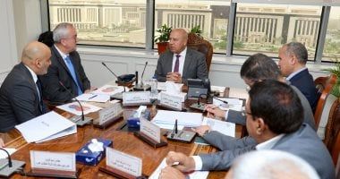 وزير الصناعة والنقل يبحث إنشاء مجمع صناعى لإنتاج المترو