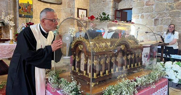 مدينة صور استقبلت ذخائر القديسة تيريزا الطفل يسوع بنثر الأرز والورود وتواصل جولتها غدا على رميش