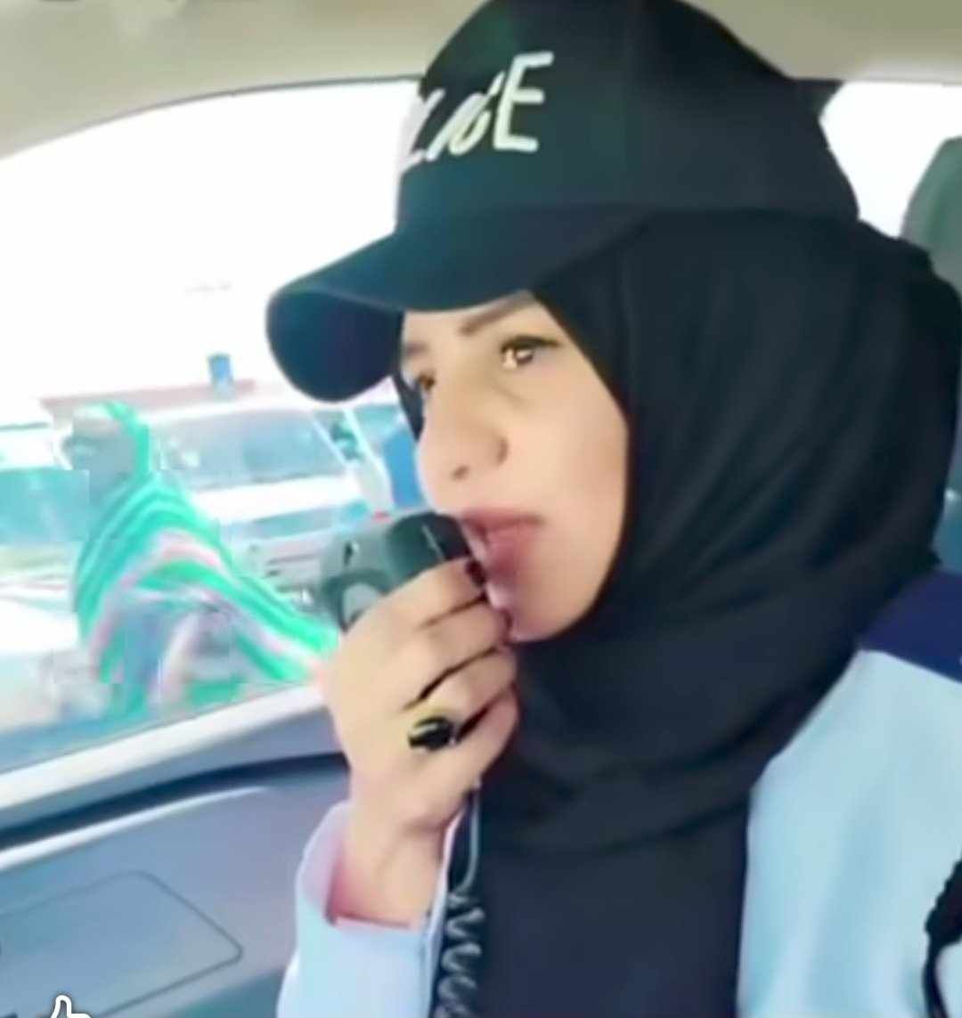 شاهد بالفيديو.. حسناء بالشرطة نادت على الطلاب الممتحنين.. وزارة الداخلية تطلق مبادرة لترحيل طلاب الشهادة السودانية من مراكز الإمتحانات