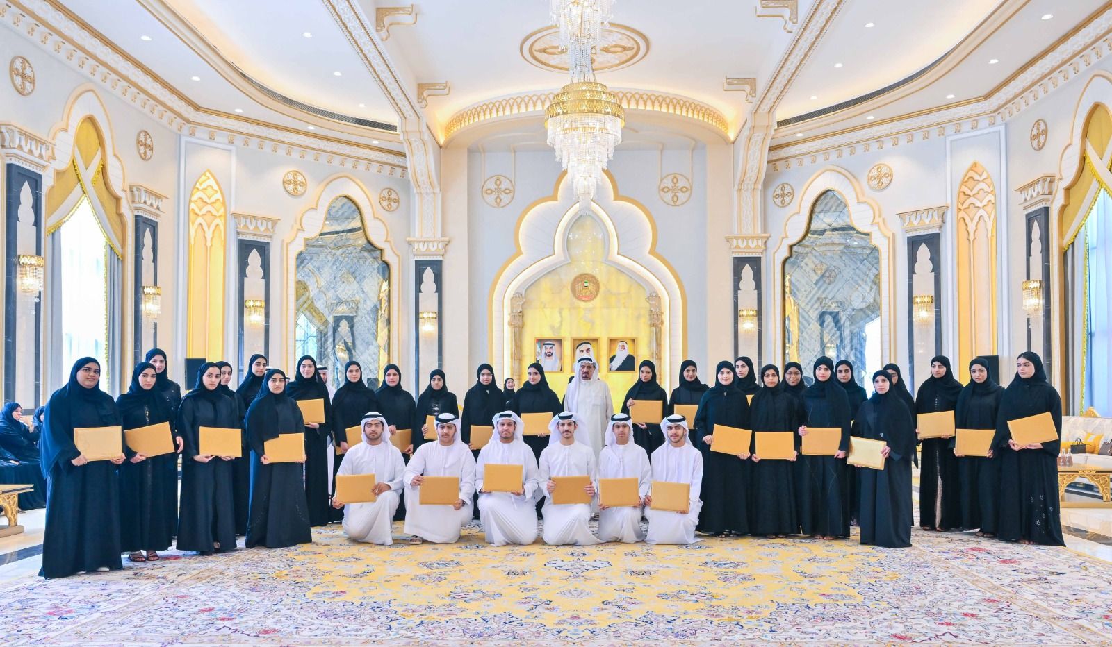 الامارات | حاكم عجمان وولي عهده يستقبلان أوائل الثانوية العامة في الإمارة