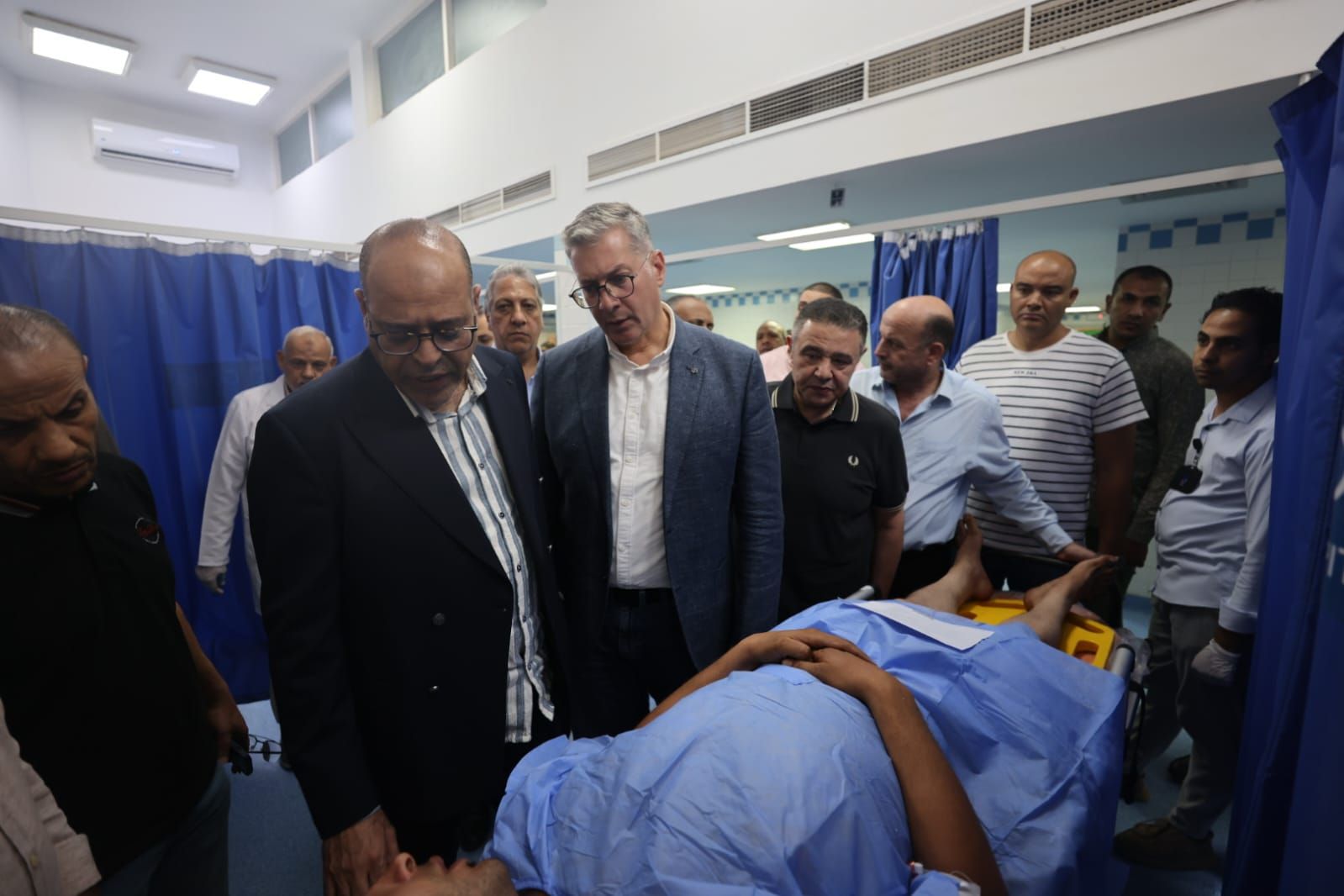 وزيرا البترول والعمل يطمئنان على الناجين من حادث بارج خليج السويس