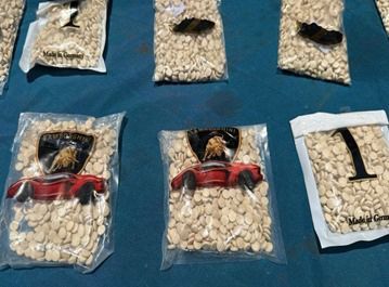 الداخلية تحبط محاولة جلب شحنة أقراص مخدرة بنصف مليار جنيه.. صور