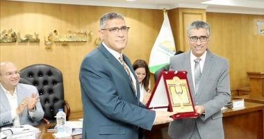 محافظ الجيزة يكرم مدير مديرية الطب البيطرى لبلوغه سن التقاعد