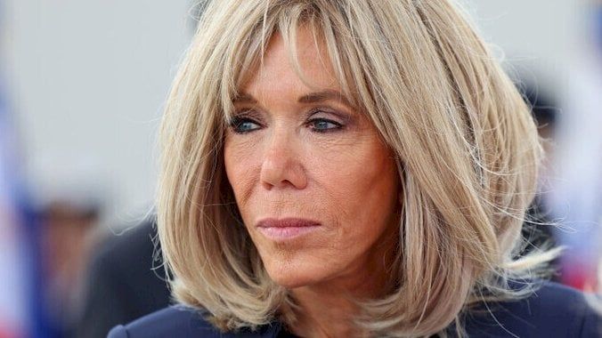 "شاهدتها عن قرب".. ترامب يوقف تحقيقا صحفيا حول الهوية الجنسية لزوجة ماكرون