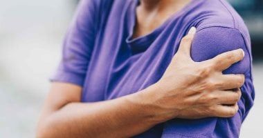 التهاب مفصل الكتف المزعج.. أشهر أسبابه وطرق العلاج