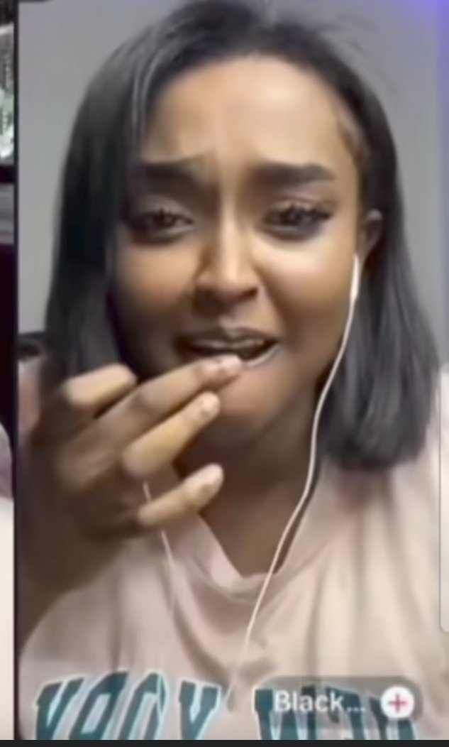 شاهد بالصورة والفيديو.. حسناء سودانية تفاجئ الجميع وتضع (سفة تمباك) على الهواء مباشرة