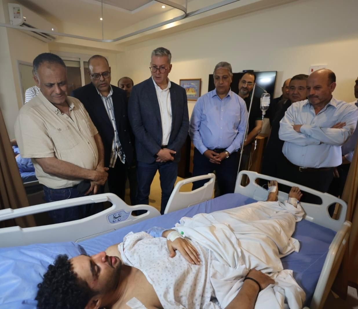 وزيرا البترول والعمل يطمئنان على الناجين من حادث بارج خليج السويس