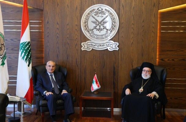 وزير الدفاع التقى خواجة وبحث مع المطران كفوري أهمية دور الجيش في الحفاظ على الاستقرار