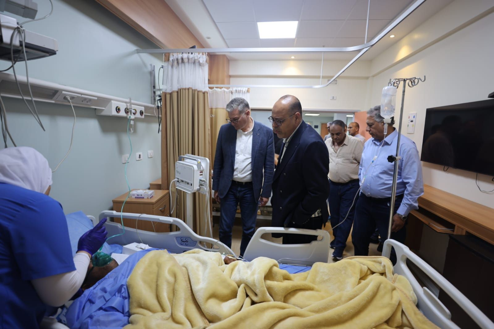 وزيرا البترول والعمل يطمئنان على الناجين من حادث بارج خليج السويس