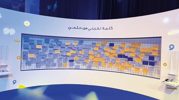 القراءة... كلمات معلّقة على جدار الأحلام