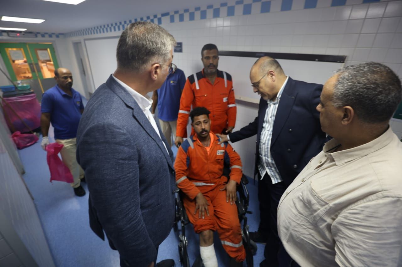 وزيرا البترول والعمل يطمئنان على الناجين من حادث بارج خليج السويس
