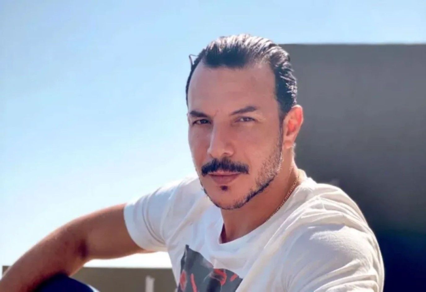 باسل خياط في لحظة أبوية دافئة مع طفليه ويعلق: حب الأب قوي ونادر