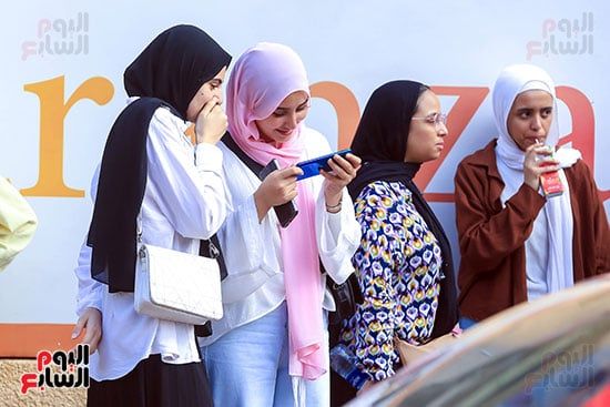 إجراءات مشددة وتفتيش دقيق للطلاب قبل بدء امتحانى الكيمياء والجغرافيا بالدقى