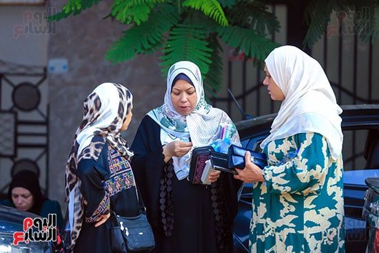 السند الحقيقى فى الامتحانات.. الأمهات يدعمن طلاب الثانوية العامة قبل دخول اللجان