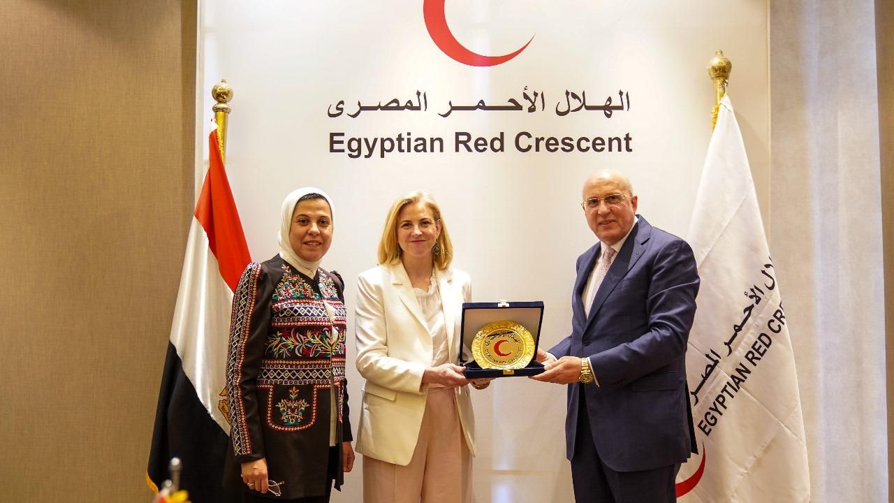 وزيرة خارجية النمسا تزور المركز العام للهلال الأحمر المصرى.. صور