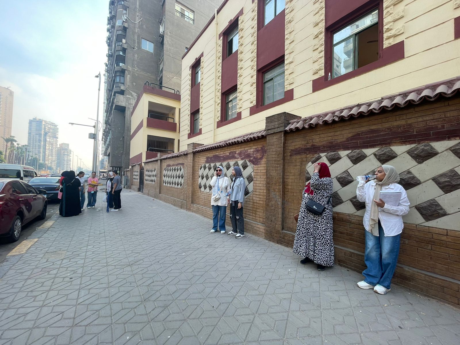 تركيز ومراجعة.. طلاب الثانوية يستعدون لامتحانى الكيمياء والجغرافيا "صور"