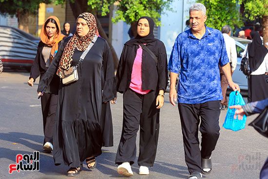 أبوك وأمك جيشك الوحيد.. عيون أولياء الأمور لا تفارق أولادهم حتى دخول اللجان