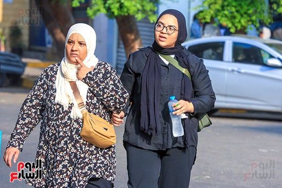 السند الحقيقى فى الامتحانات.. الأمهات يدعمن طلاب الثانوية العامة قبل دخول اللجان