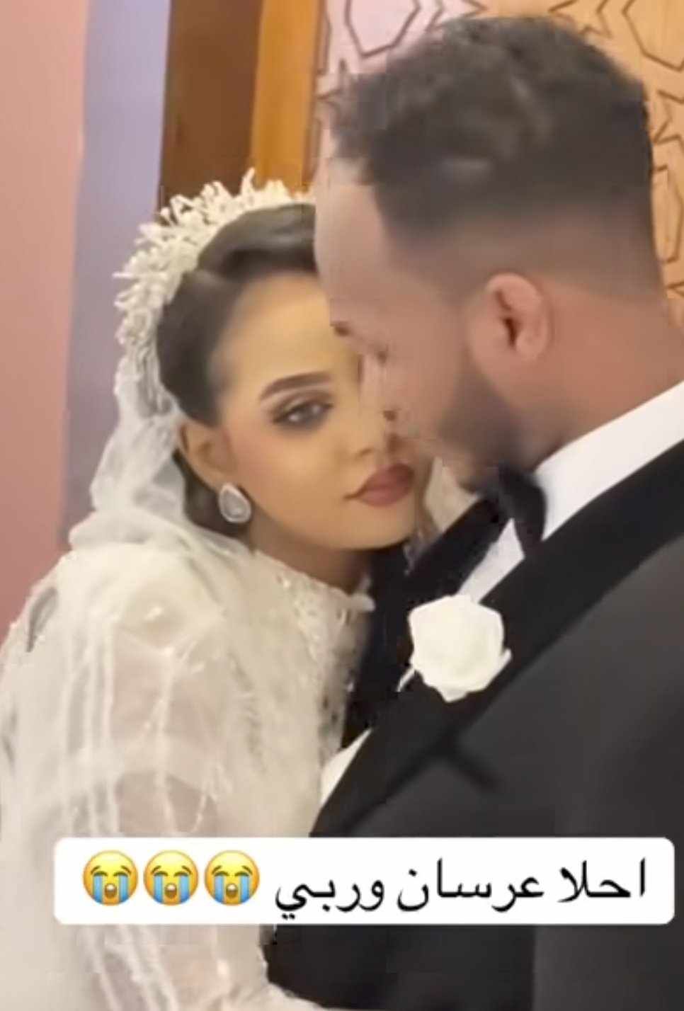 شاهد بالصورة والفيديو.. عريس سوداني وعروسته يشعلان مواقع التواصل الاجتماعي ويتصدران “الترند” في ليلة زفافهما بحبهما وتعلقهما ببعض