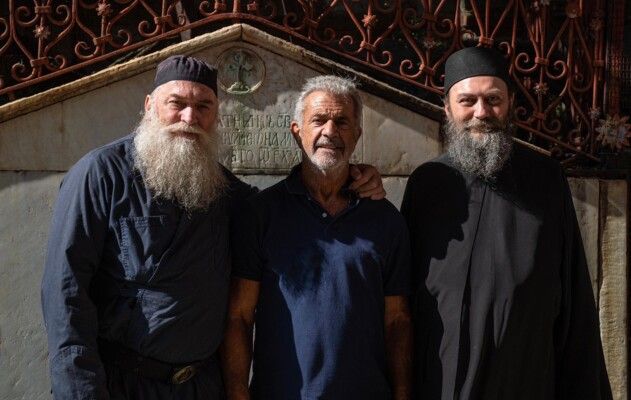 ميل غيبسون في خلوة روحية بدير جبل آثوس الأرثوذكسي في اليونان