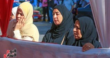 السند الحقيقى فى الامتحانات.. الأمهات يدعمن طلاب الثانوية العامة قبل دخول اللجان