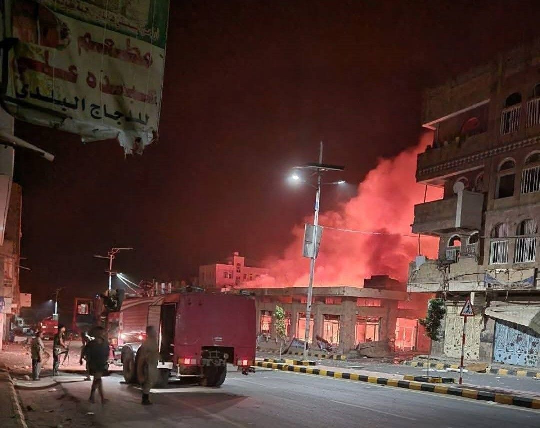 تعز.. حالة وفاة و 21 إصابة نتيجة اندلاع حريق هائل بقصف حوثي استهدف محطة
