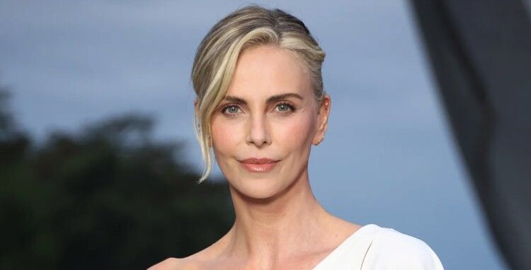 تشارليز ثيرون تروي تفاصيل ممارستها علاقة مع شاب يصغرها بـ 23 عاماً